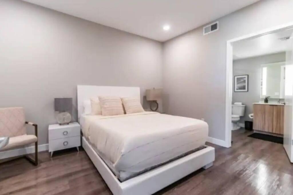 Dreamy 2br With Balcony & Hollywood Sign Views! *