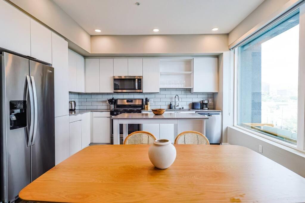 Dreamy 2br With Balcony & Hollywood Sign Views! Apartment Los Angeles