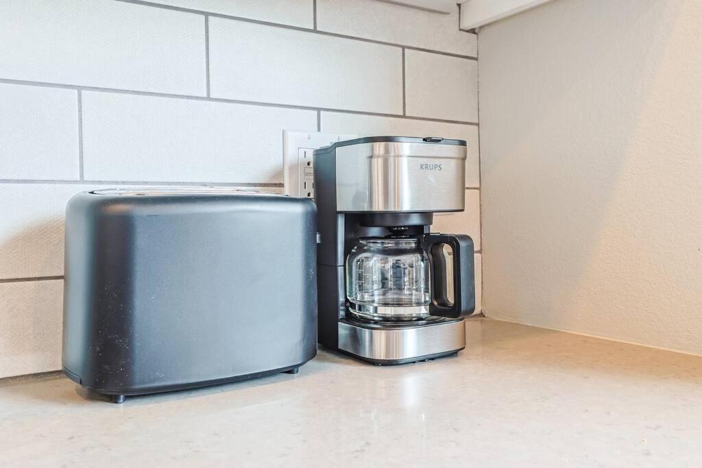 Dreamy 2br With Balcony & Hollywood Sign Views! Los Angeles
