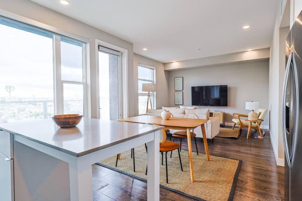 Dreamy 2br With Balcony & Hollywood Sign Views! Apartment Los Angeles