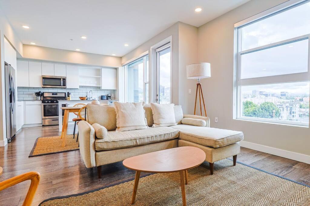 Dreamy 2br With Balcony & Hollywood Sign Views!